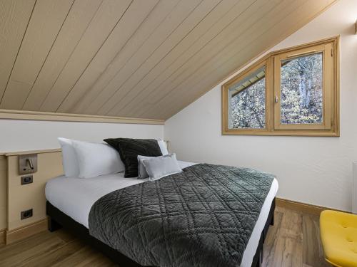 een slaapkamer met een bed en een raam bij Appartement Méribel, 3 pièces, 6 personnes - FR-1-565-29 in Les Allues
