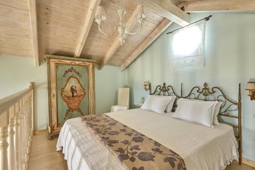 - une chambre avec un lit et un plafond en bois dans l'établissement Orelia Cretan Deluxe Apartments, à Kamilárion