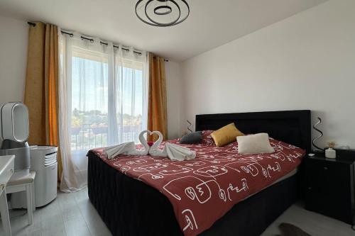 une chambre avec un grand lit avec une grande fenêtre dans l'établissement Appartement Luxueux avec vue dégagée panoramique sur PARIS et alentours, à Châtillon