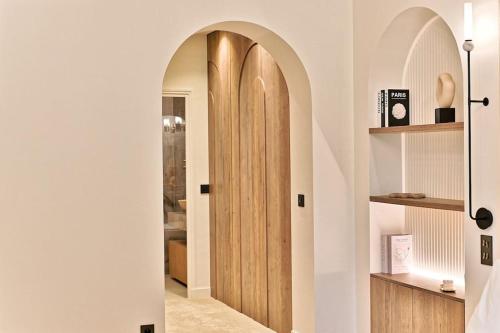 - un couloir avec une porte en bois dans l'établissement Appartement d'architecte luxueux Neuilly-sur-seine, à Neuilly-sur-Seine
