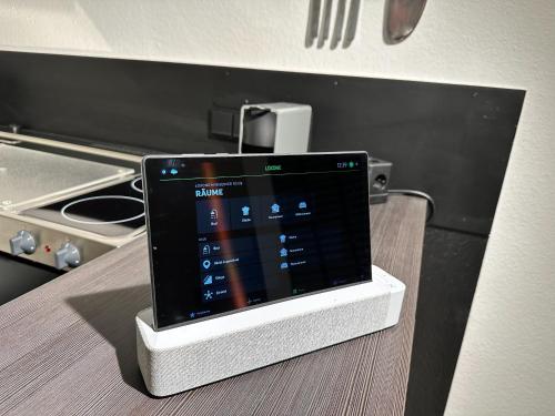 ケルンにあるApartelliment - smart übernachten in Kölnのカウンターの上に座るタブレットコンピュータ