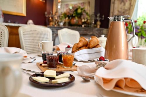 un tavolo con pasticcini e croissant di Château de la Chaix a Saint-Christophe-en-Brionnais