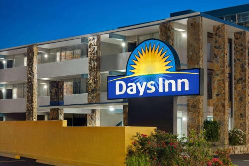 Days Inn by Wyndham Myrtle Beach-Beach Frontに飾ってある許可証、賞状、看板またはその他の書類