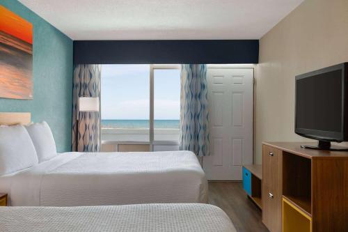 Days Inn by Wyndham Myrtle Beach-Beach Frontにあるベッド