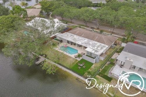 an overhead view of a house with a swimming pool at Perfect for Family 6 Br w POOL & Lake access in Plantation