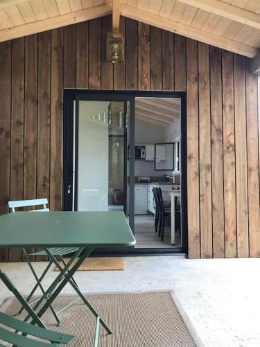 Cette chambre dispose d'une table verte et d'une cuisine. dans l'établissement Gîte Le petit Horizon, neuf, calme, parking, centre ville, à Niort