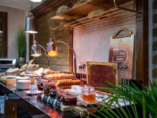 - un buffet composé de pain et de viennoiseries sur une table dans l'établissement Mercure Tbilisi Old Town, à Tbilissi