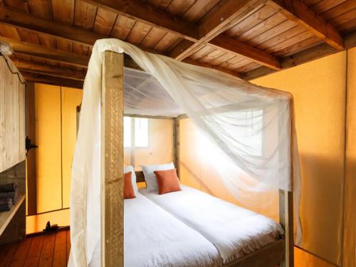 Postel nebo postele na pokoji v ubytování Luxe en sfeervolle safaritent met eigen badkamer voor 6 personen Doc