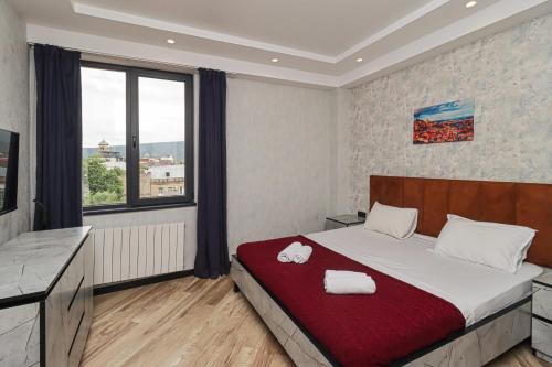 - une chambre avec un lit et 2 serviettes dans l'établissement Super Cozy Apartment In Old Part Of Tbilisi, à Tbilissi