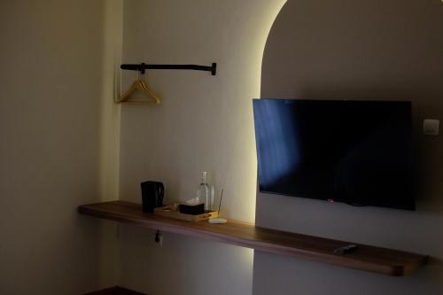 Телевизор и/или развлекательный центр в Sora Boutique Stay