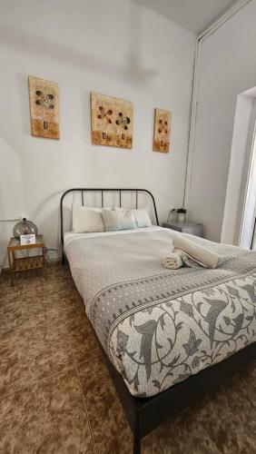 Central and Basic Drassanes HOSTEL في برشلونة: غرفة نوم بسرير في غرفة