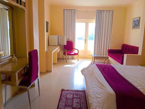 une chambre d'hôtel avec un lit et deux chaises dans l'établissement Hammamet Serail, à Hammamet