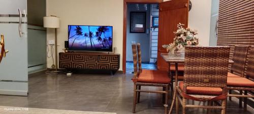 A television and/or entertainment centre at Galaxy Hotel & Apartments