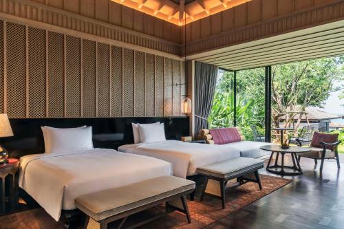 sypialnia z 2 łóżkami i dużym oknem w obiekcie Andaz Pattaya Jomtien Beach, a Concept by Hyatt w mieście Jomtien Beach
