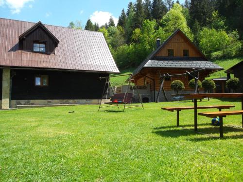 un cortile con due tavoli da picnic e una casa di Chata Sipkova II a Terchová