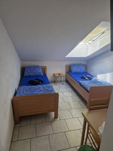 two beds in a small room with a window at Erbacher Hof in Homburg