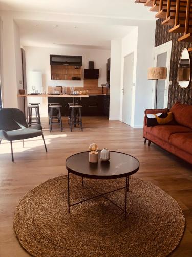 un salon avec un canapé et une table dans l'établissement Villa Les mûriers, à Saint-Hilaire-du-Rosier