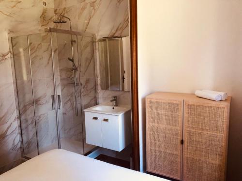 une salle de bain avec douche et lavabo dans l'établissement Villa Les mûriers, à Saint-Hilaire-du-Rosier
