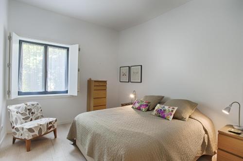 リスボンにあるBmyGuest - Prestige Palace Apartmentのベッドルーム1室(ベッド1台、椅子、窓付)