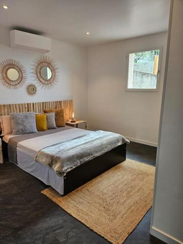 une chambre avec un grand lit et un miroir dans l'établissement Superbe bas de Villa au calme, à Cagnes-sur-Mer