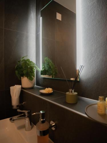 Ванная комната в Exklusive Stadtwohnung mit Innenhofterrasse, Pool und Sauna