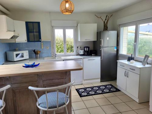 Il comprend une cuisine équipée d'un comptoir et d'un réfrigérateur. dans l'établissement La Maison du Rivage, à Bretteville-sur-Ay