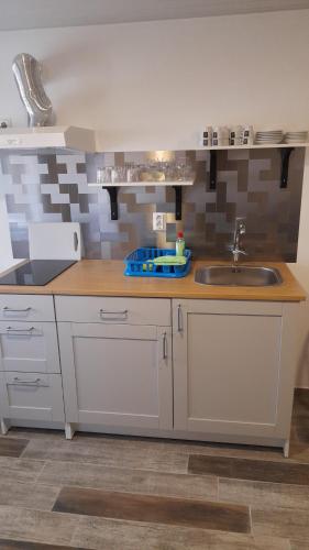 una cucina con un lavello e un piano di lavoro di Casa D'Avó Tiz ad Avô