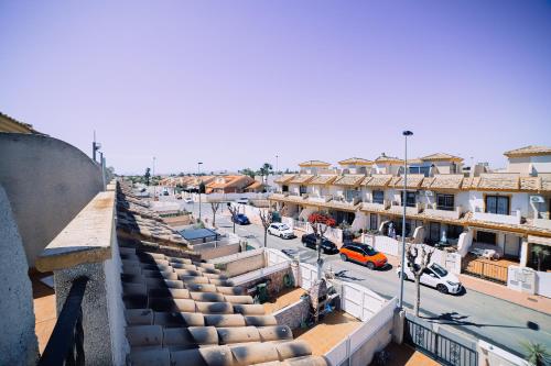 widok na miasto z parkingiem w obiekcie Casa Mar Menor w mieście Santiago de la Ribera