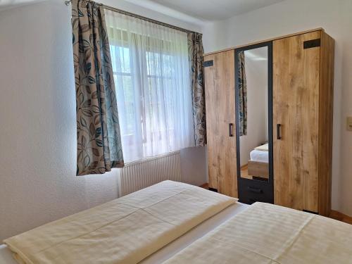 1 dormitorio con cama y ventana en Appartement Panorama en Gröbming