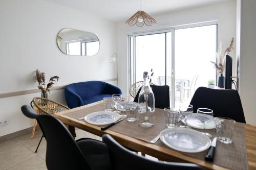 une salle à manger avec une table et des chaises dans l'établissement Jolie maison rénovée dans le centre-ville avec garage privatif Les Sables 4 personnes, à Les Sables-dʼOlonne