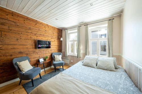 a bedroom with a bed and a table and two chairs at Garden Studio next to Telliskivi & Old Town in Tallinn