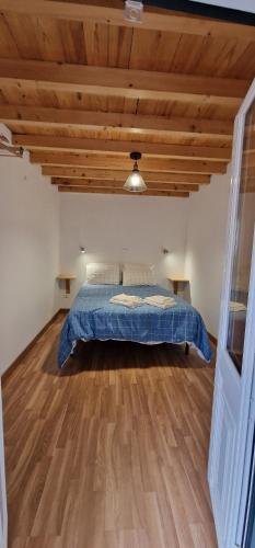 una camera da letto con un letto e un pavimento in legno di Casa D'Avó Tiz ad Avô