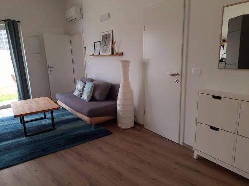 a living room with a couch and a table at Pavillon nahe Stadtzentrum in Bad Radkersburg