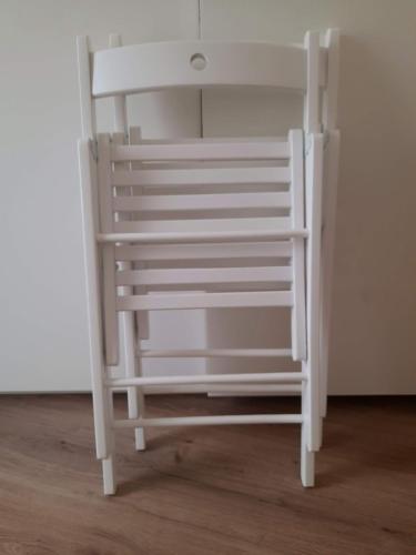 a white chair sitting in a corner of a room at Pavillon nahe Stadtzentrum in Bad Radkersburg