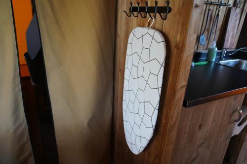 a mirror on a bathroom door with a sink at Glamping met bar en privé sanitair voor 5 Personen Sneezy in Behelp