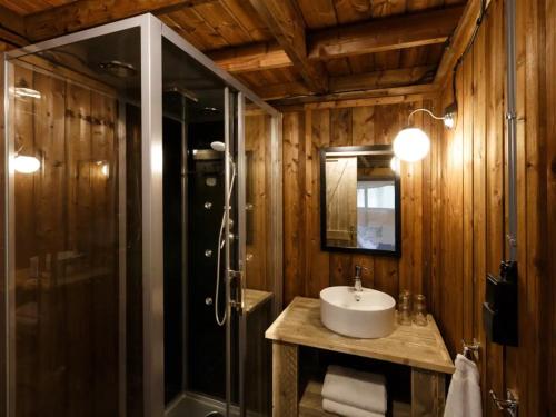 een badkamer met een wastafel en een douche bij Glamping met bar en privé sanitair voor 5 Personen Sneezy in Behelp