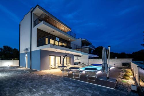 Villa Bay II near Medulin for 9 people with heated pool - playground & whirpool only 100 meters from the beach