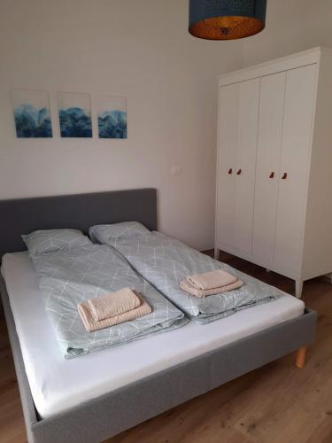 a bed with two towels on it in a bedroom at Pavillon nahe Stadtzentrum in Bad Radkersburg