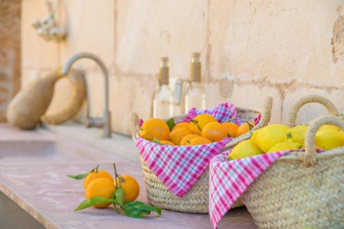 two baskets of oranges and apples on a counter at Can Pere Rapinya in Algaida