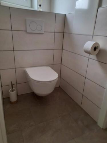 a bathroom with a toilet and a roll of toilet paper at Pavillon nahe Stadtzentrum in Bad Radkersburg