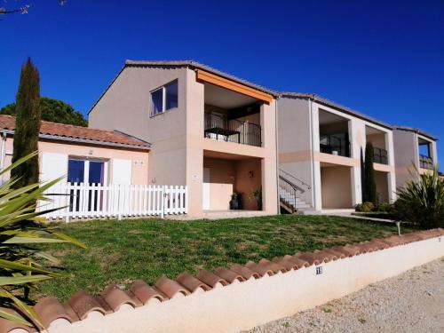 Photo de la galerie de l'établissement Superbe appartement dans résidence avec piscine, à Saint-Martin-dʼArdèche