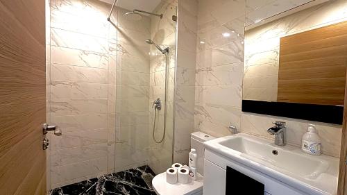 La salle de bains est pourvue d'une douche, de toilettes et d'un lavabo. dans l'établissement Luxury garden loft tamaris, à Tamaris