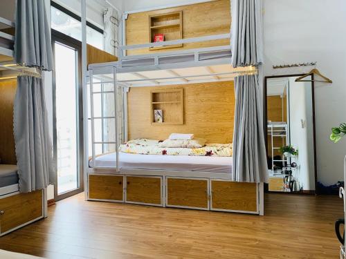 una camera con un grande letto e uno specchio di Primrose Homestay Cao Bang a Cao Bằng