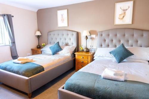 Ένα ή περισσότερα κρεβάτια σε δωμάτιο στο The Gate Hangs High