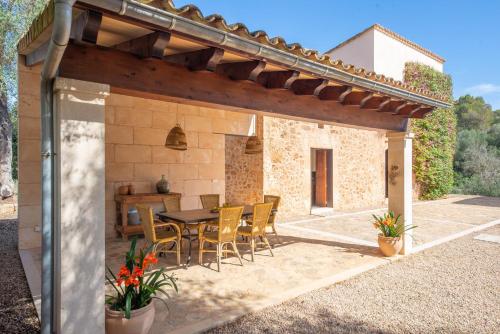 an outdoor patio with a table and chairs at Can Pere Rapinya in Algaida