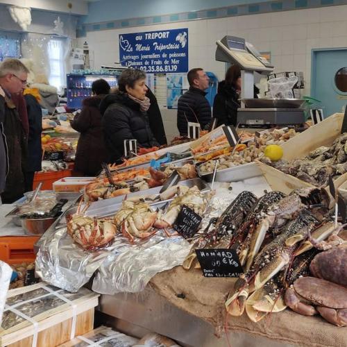 un groupe de personnes debout dans un marché avec des fruits de mer dans l'établissement 1 - Quartier des Cordiers accès funiculaire à 100m, au Tréport