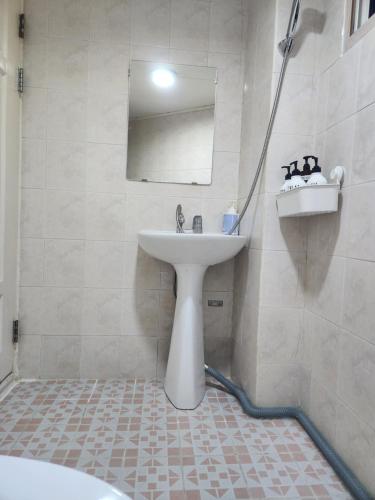 een badkamer met een wastafel en een spiegel bij Near Aju Uni Hospital, Everland, Starfield, etc in Suwon