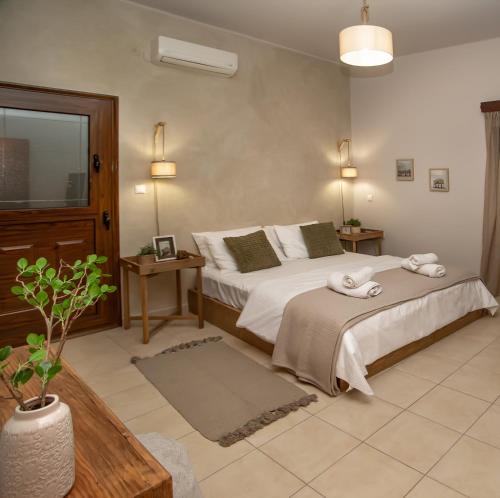 1 dormitorio con 2 camas y toallas. en Casa di Emmanuel, en Kalymnos