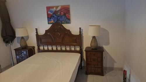 una camera con un letto e due comodini con lampade di Anabela Apartment a Carvoeiro