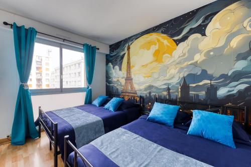 - une chambre avec 2 lits et une fresque murale de la tour Eiffel dans l'établissement Charmant Appartement à 10 minutes de Paris avec Balcon, à Vanves